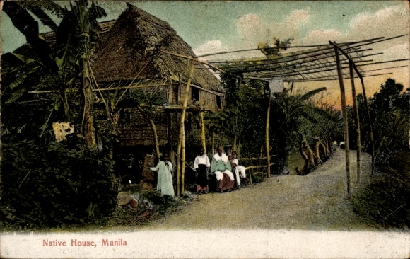 Ak Manila Philippinen, Einheimisches Haus,  Menschen in traditioneller Kleidung, Straße