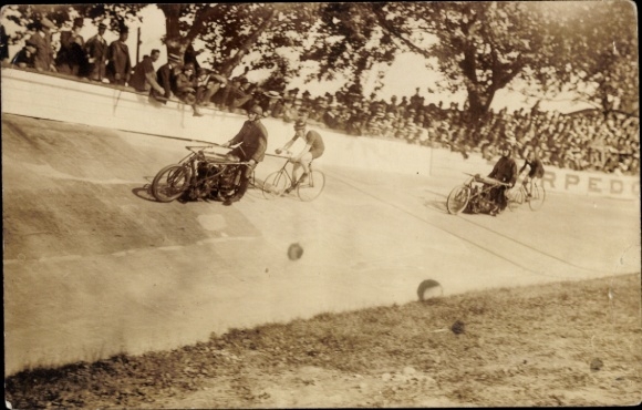 foto Ak Wielrenners op een wielerbaan, tempomakers, motoren, toeschouwers, Mühlenbad 34