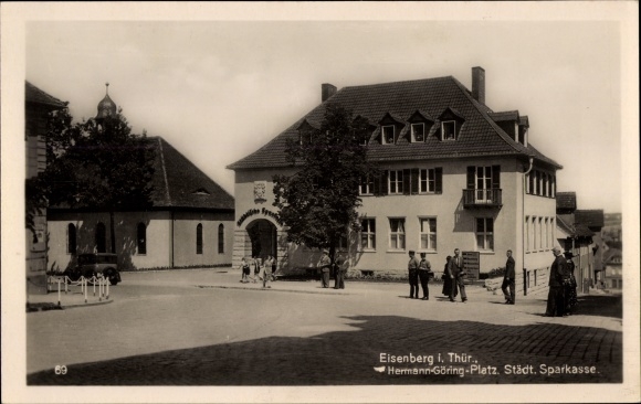 Ak Eisenberg Thüringen, Hermann Göring Platz, Städtische Sparkasse