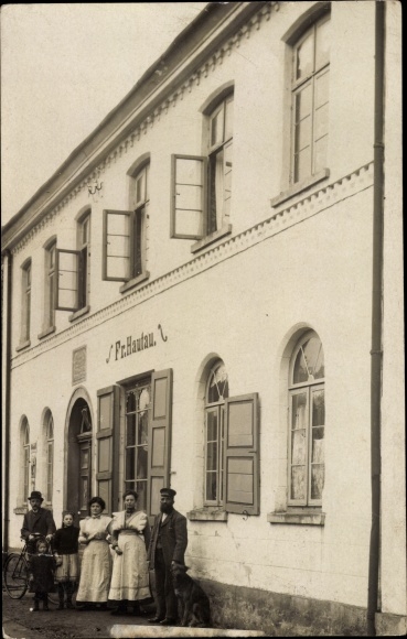 Photo Postcard Aerzen in the Weserbergland, commercial building Fr. Hautau, residents, family, dog