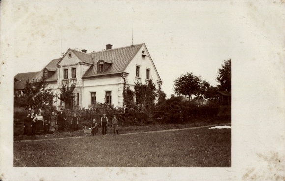 Foto Ak Friedersdorf an der Spree Neusalza Spremberg Lausitz, Wohnhaus, Familie