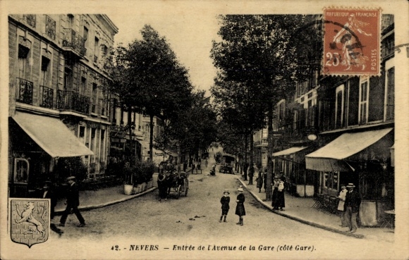 Ak Nevers Nièvre, Stadtansicht, Avenue de la Gare,  Gebäude, Menschen, Pferd und Wagen, schwarz-w