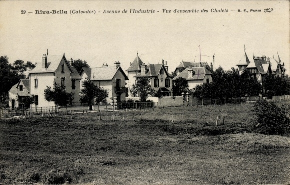 Postcard Riva Bella Calvados, Avenue de l'Industrie, overview of the chalets