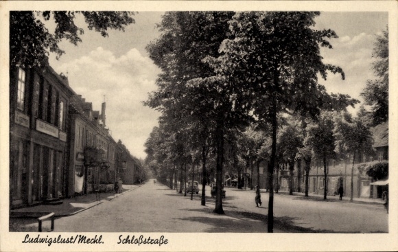 Postcard Ludwigslust in Mecklenburg, Schloßstraße, trees, buildings, historical view