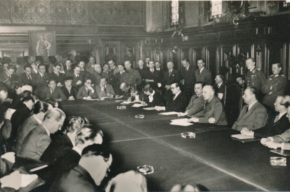 Photo Heinrich Hoffmann, Foreign Minister von Ribbentrop in front of the Berlin foreign press, April 1940