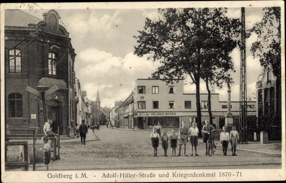 Postcard Goldberg in Mecklenburg, Adolf-Hitler-Strasse, war memorial, level crossing
