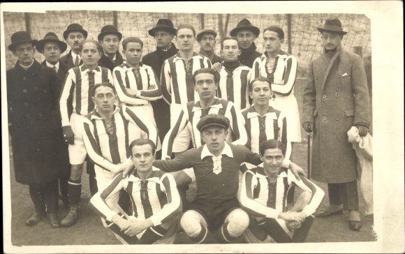 Photo Postcard Weilheim im Schongau Upper Bavaria, football team and other men