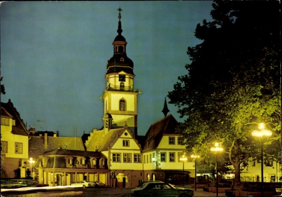 Ak Erbach im Odenwald Hessen, Nachtsicht auf Kirche und Rathaus, beleuchtet,  Architektur, Autos
