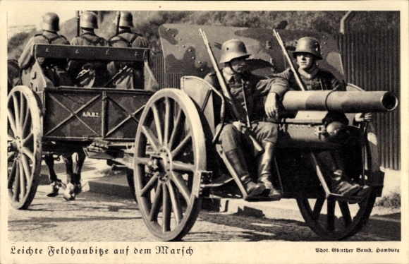 Ak Deutsche Wehrmacht, Leicht Feldhaubitze auf dem Marsch