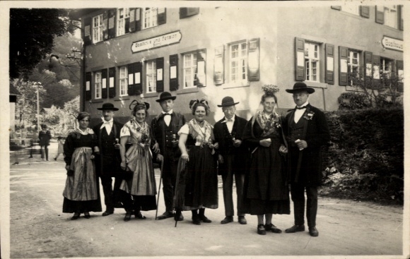 Photo Postcard Zell am Harmersbach Black Forest Baden, folk costumes, guest house