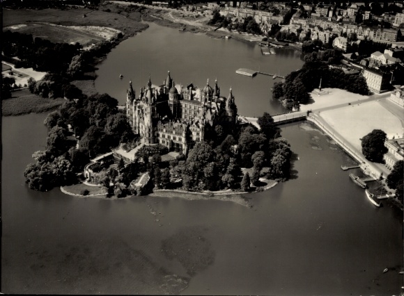 Photo Schwerin in Mecklenburg, castle, aerial photograph