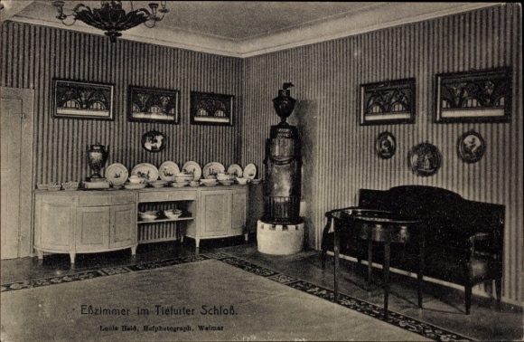 Ak Tiefurt Weimar in Thüringen, Eẞzimmer im Tiéfurter Schloß, Geschirr, Bilder, Möbel, Louis Held