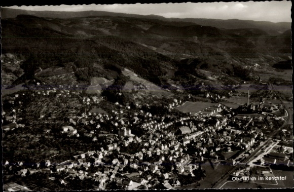 Ak Oberkirch in Baden Württemberg, Fliegeraufnahme, Ortschaft mit Landschaftsblick, Bahnstrecke