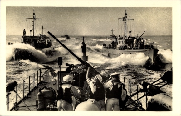 Postcard German warships, Räumboote, Kriegsmarine, sailors at the rear gun