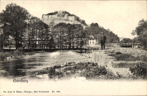 Ak Bad Münster am Stein Ebernburg, kasteelrivier, bomen, man op stenen muur