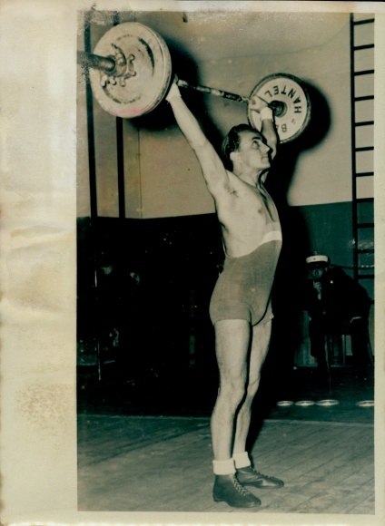 Photo weightlifting, Berlin Featherweight Championship 1951, Empor Friedrichstadt, tearing with both arms