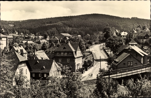 Ak Gornsdorf im Erzgebirge, Teilansicht vom Ort, Eisenbahnbrücke