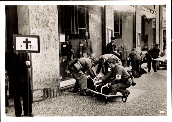 Photo Heinrich Hoffmann, Large air-raid exercise in Berlin, July 1938, paramedics