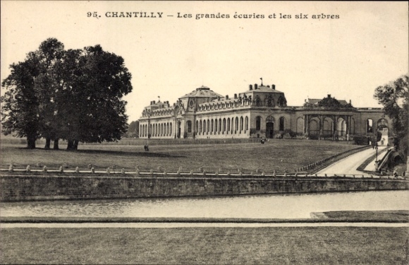 Ak Chantilly Oise, Les grandes écuries, zes bomen, architectuur