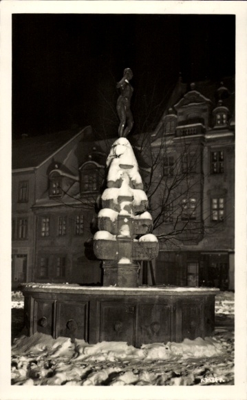 Ak Grimma in Sachsen, Blick auf den Marktbrunnen bei Nacht, Schnee, Winter