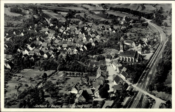 Ak Seckach in Baden, Luftaufnahme von  viele Häuser, Bahnlinie, Kirche, ländliche Umgebung