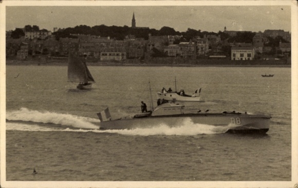 Postcard Motorboat B8, Sailboat
