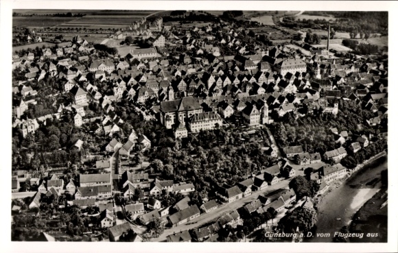 Ak Günzburg an der Donau Schwaben, Luftaufnahme von   Architektur, versch. Häuser, Fluss