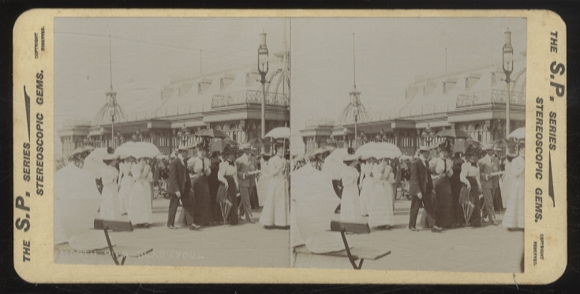Stereo photo Busy street scene in an unknown city, ladies with hats and parasols