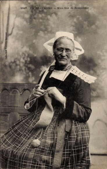 Postcard Rosporden Finistère, woman in Breton costume knitting