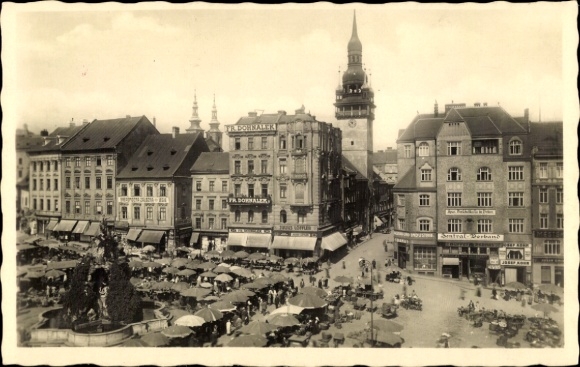 Ak Brno Brünn Südmähren, Marktplatz,  Gebäude, Uhrturm, viele Marktschirme