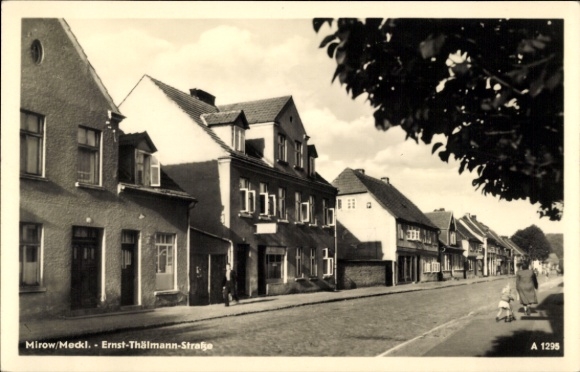 Ak Mirow in Mecklenburg, Ernst-Thälmann-Straße, architectuur, trottoir, twee voorbijgangers