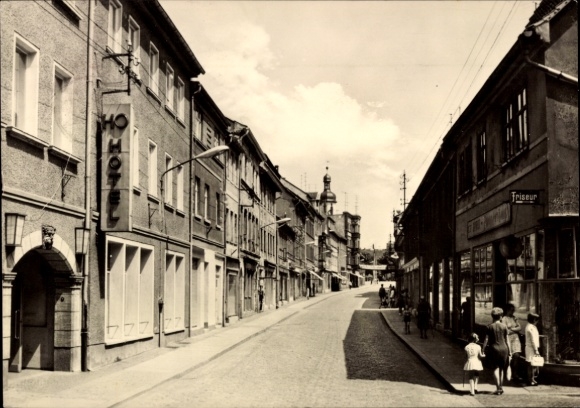Postcard Eisenberg in Thuringia, street with HO-Hotel Zum Löwen, hairdresser, daylight, people