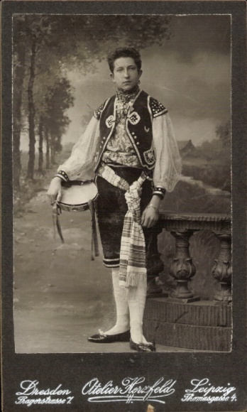 Cabinet Photo Leipzig in Saxony, man in traditional costume with tambourine, portrait
