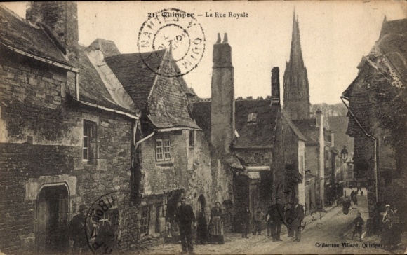 Postcard Quimper Finistère, La Rue Royale, old stone houses, church in the background, people on the S