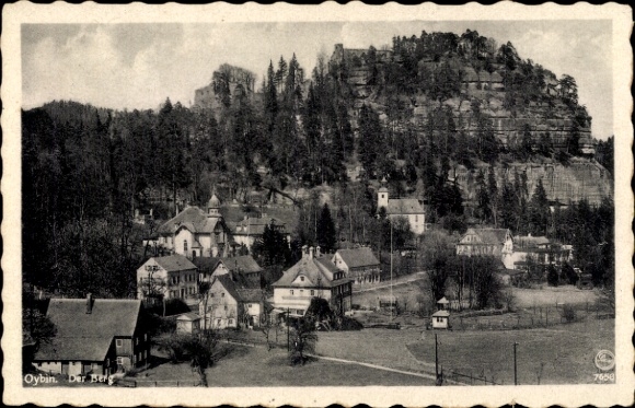 Ak Oybin in der Oberlausitz, Berglandschaft mit Häusern, bewaldete Hügel, ruhige ländliche Sze...