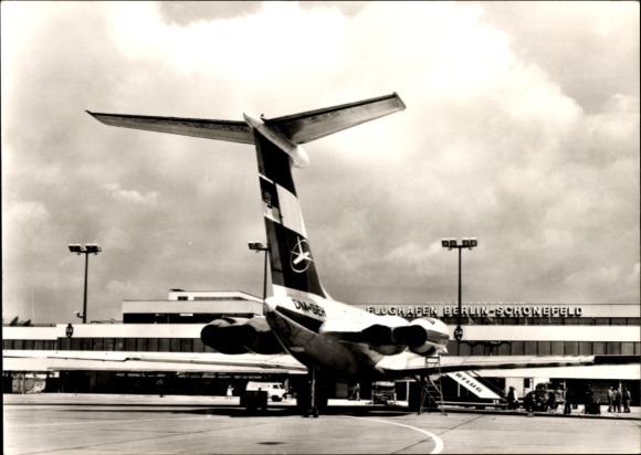 Ak Schönefeld bei Berlin, Interflug, Deutsches Passagierflugzeug, Iljuschin IL 62, Flughafen