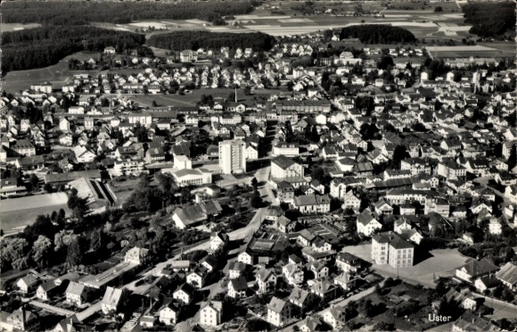 KP Uster Kanton Zurych, widok z lotu ptaka na wiele budynków mieszkalnych, krajobraz wiejski