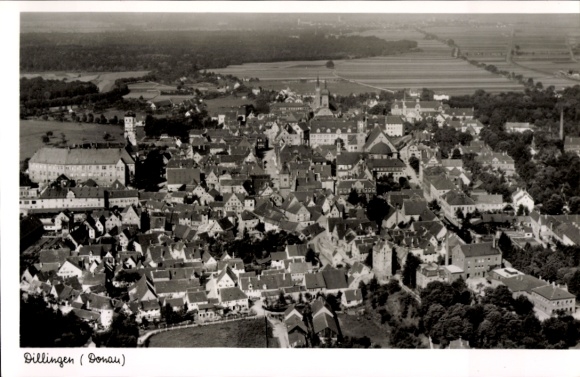 Ak Dillingen an der Donau , Luftaufnahme von Dillingen,  Stadt, Schwarz-Weiß-Fotografie