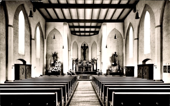 Ak Düren im Rheinland, Sühnekirche, Innenansicht, Kirchenbänke, Altar, Fenster