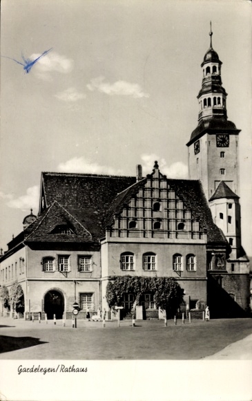 KP Gardelegen w Altmark, ratusz, architektura, fotografia czarno-biała, wieża zegarowa