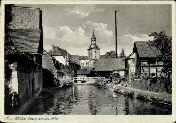 Ak Bad Berka in Thüringen, Häuser am Wasser, Kirche im Hintergrund, blauer Himmel, idyllische ...