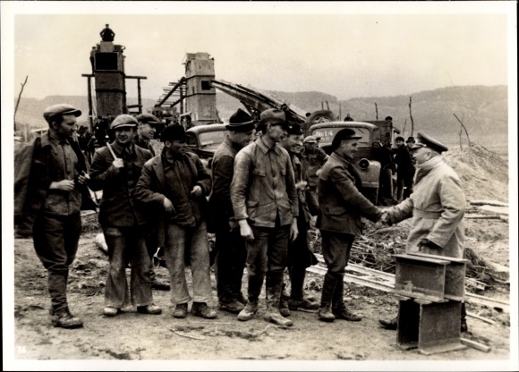 Photo Reichsorganisationsleiter Dr. Ley visiting the West Wall, workers, March 1940, II WW