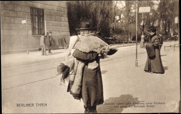 Judaika Postcard Berlin, Berlin types, Jewish street vendors with fur goods, street scene