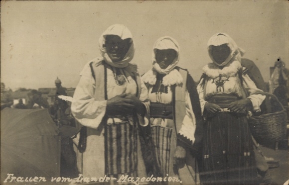 Photo Postcard Women in Macedonian costumes, group photo