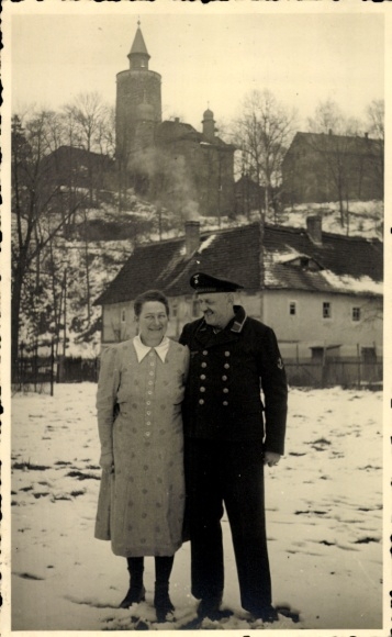 Photo Postcard Posterstein Altenburger Land, Posterstein Castle, senior boatswain of the Navy with his wife