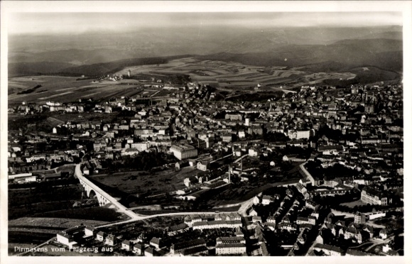 Ak Pirmasens am Pfälzerwald, Luftaufnahme von  Hochhäuser, Landschaft, Schwarz-Weiß