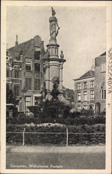 KP Deventer Overijssel Holandia, Wilhelmina Fontein, pomnik, w tle budynek