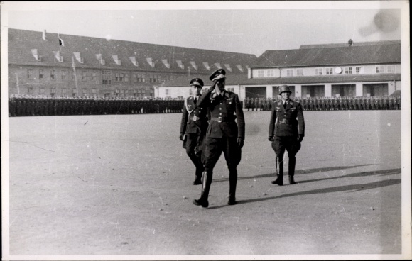 Photo Postcard Hradec Králové Königgrätz city, barracks, Wehrmacht soldiers in uniform, officers