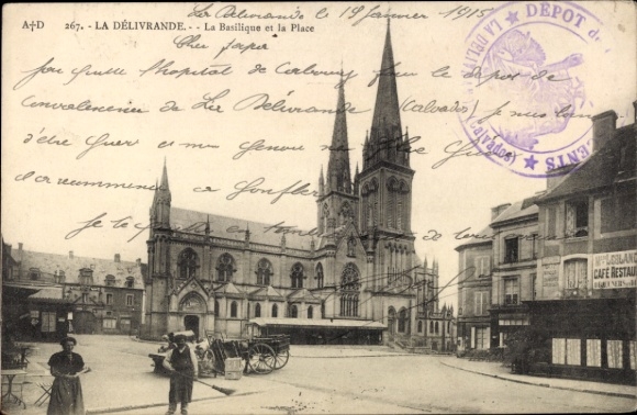 Ak La Delivrande Calvados, Basilika, Platz,  Gebäude, Markisen, Straßenlaternen
