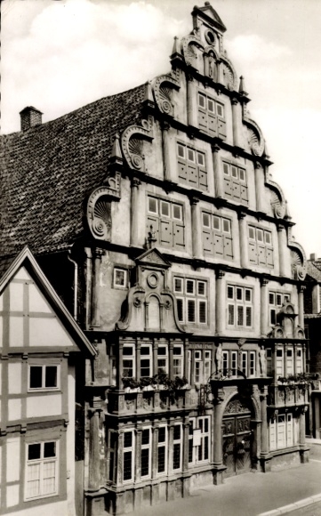 Ak Lemgo in Lippe, Haus mit barocker Fassade, mehrere Fenster, Dach mit Ziegeln, historische A...